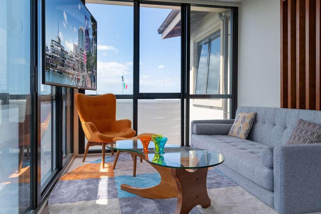Hotel Ohtel Auckland Pokój zdjęcie A living room with a view of the city