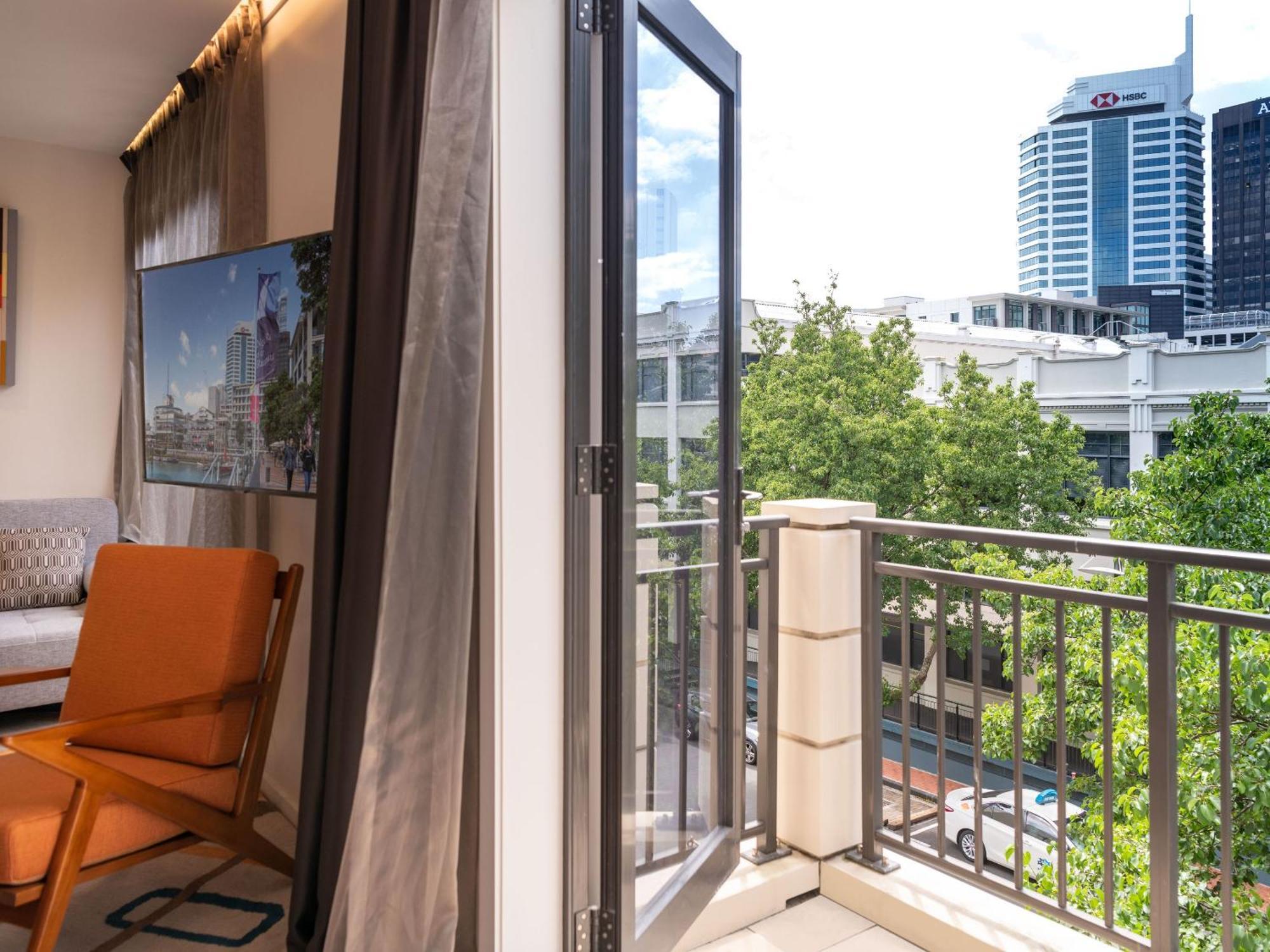 Hotel Ohtel Auckland Zewnętrze zdjęcie A balcony in a residential apartment