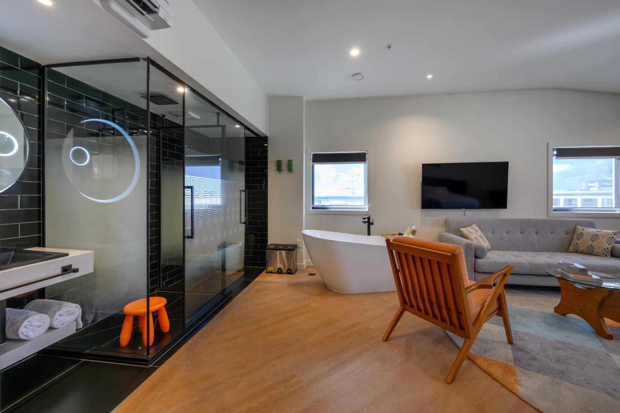 Hotel Ohtel Auckland Zewnętrze zdjęcie A modern bathroom with a freestanding bathtub