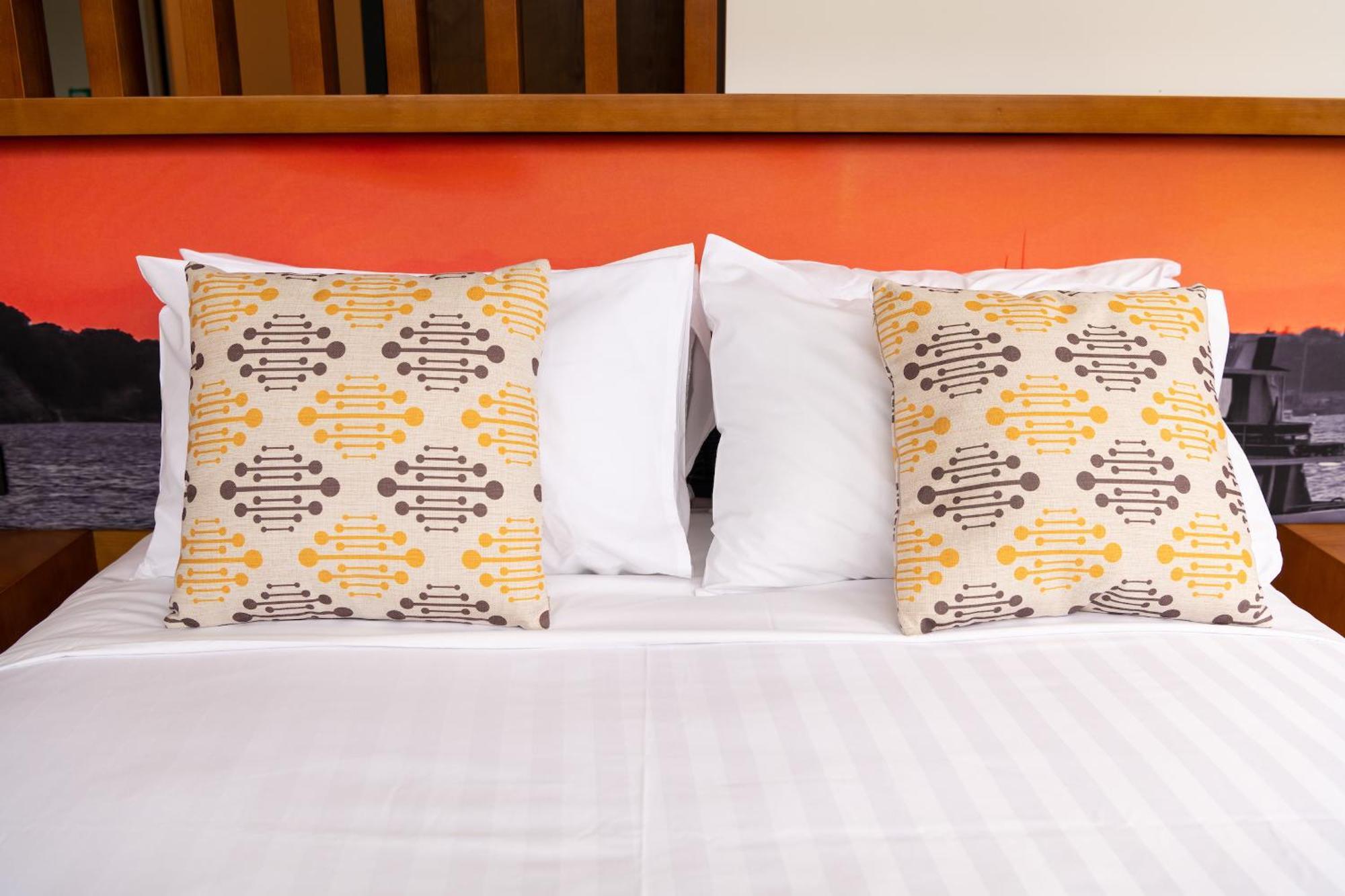 Hotel Ohtel Auckland Zewnętrze zdjęcie Two cushions on a bed