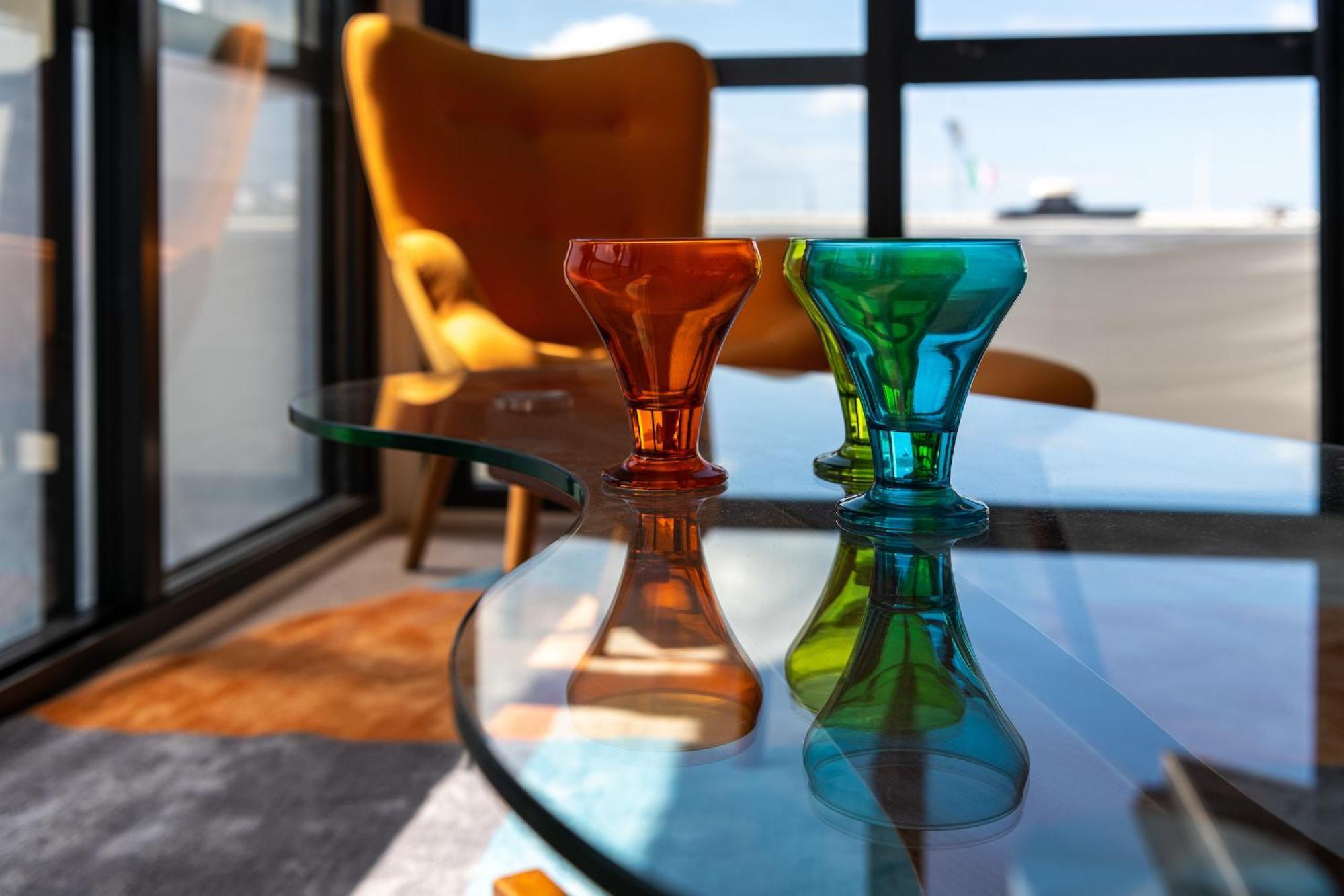 Hotel Ohtel Auckland Zewnętrze zdjęcie Vases by the artist