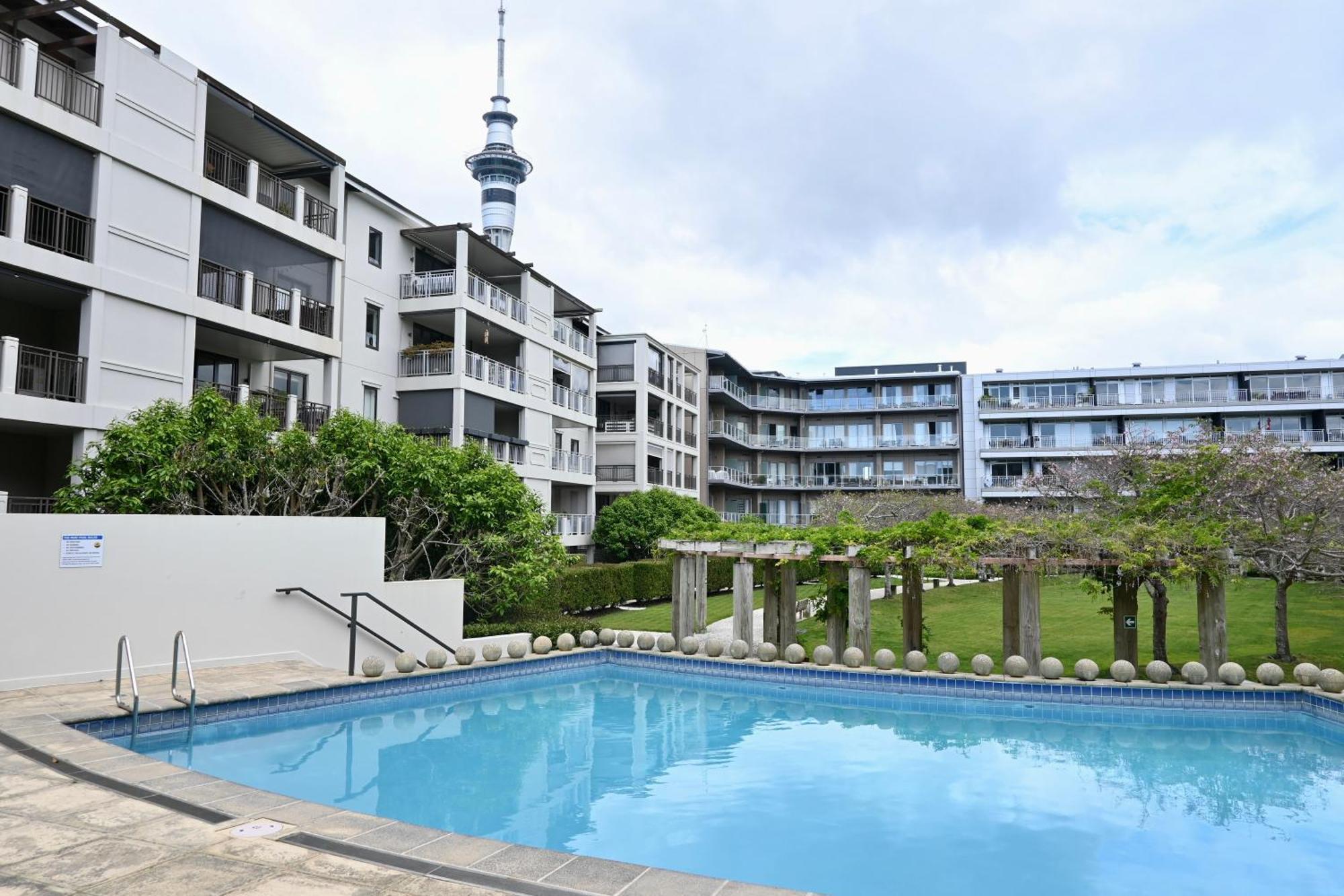 Hotel Ohtel Auckland Zewnętrze zdjęcie The swimming pool at the complex